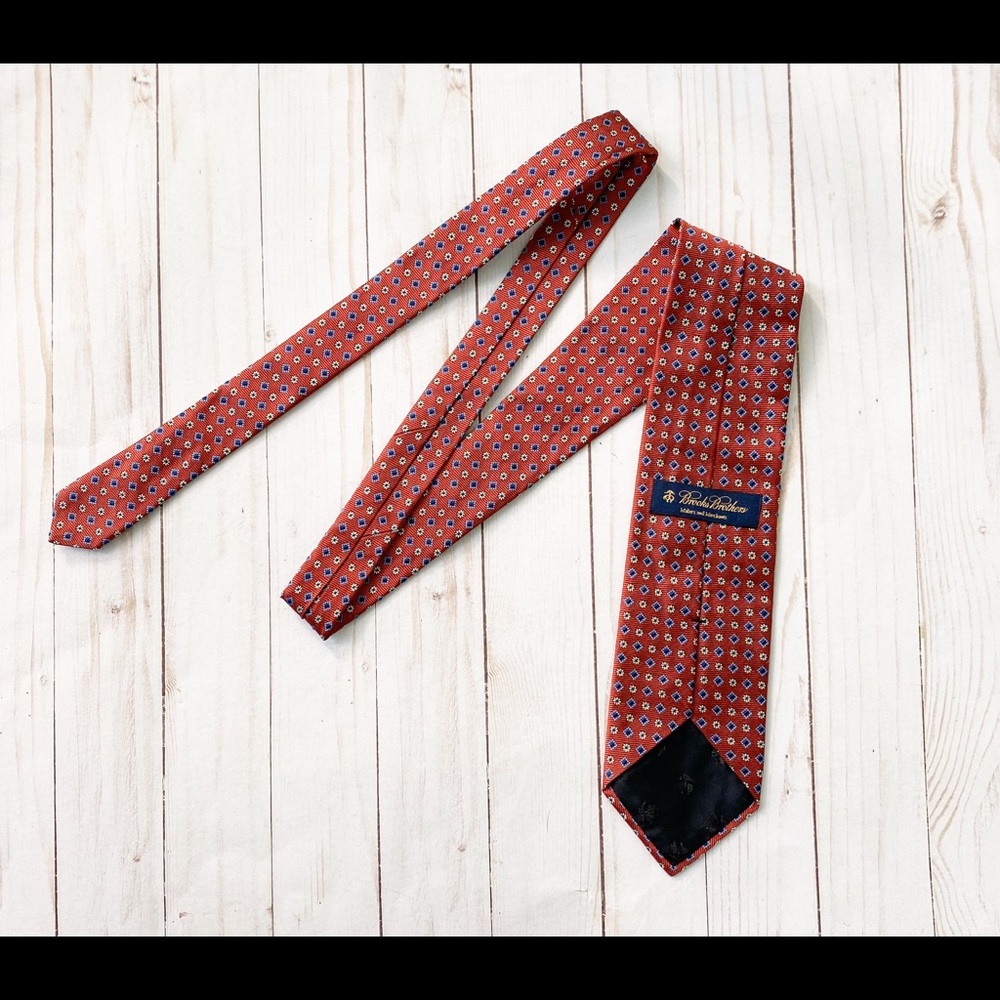 Brooks Brothers Silk Red Pattern Tie - Picture 2 of 6